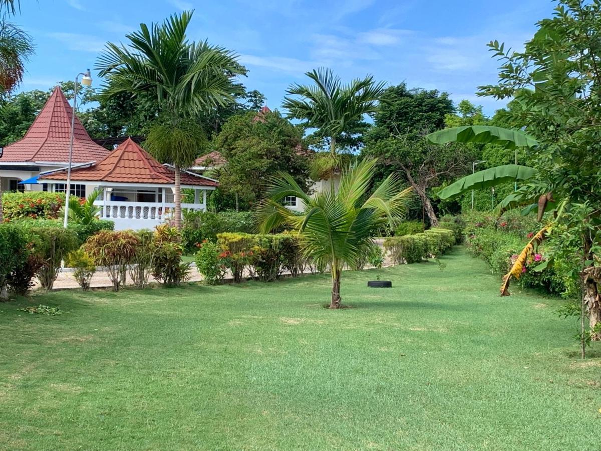 Whistling Villa Runaway Bay Bagian luar foto