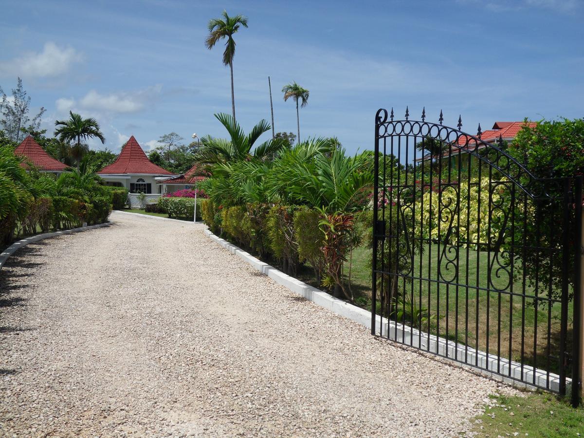 Whistling Villa Runaway Bay Bagian luar foto