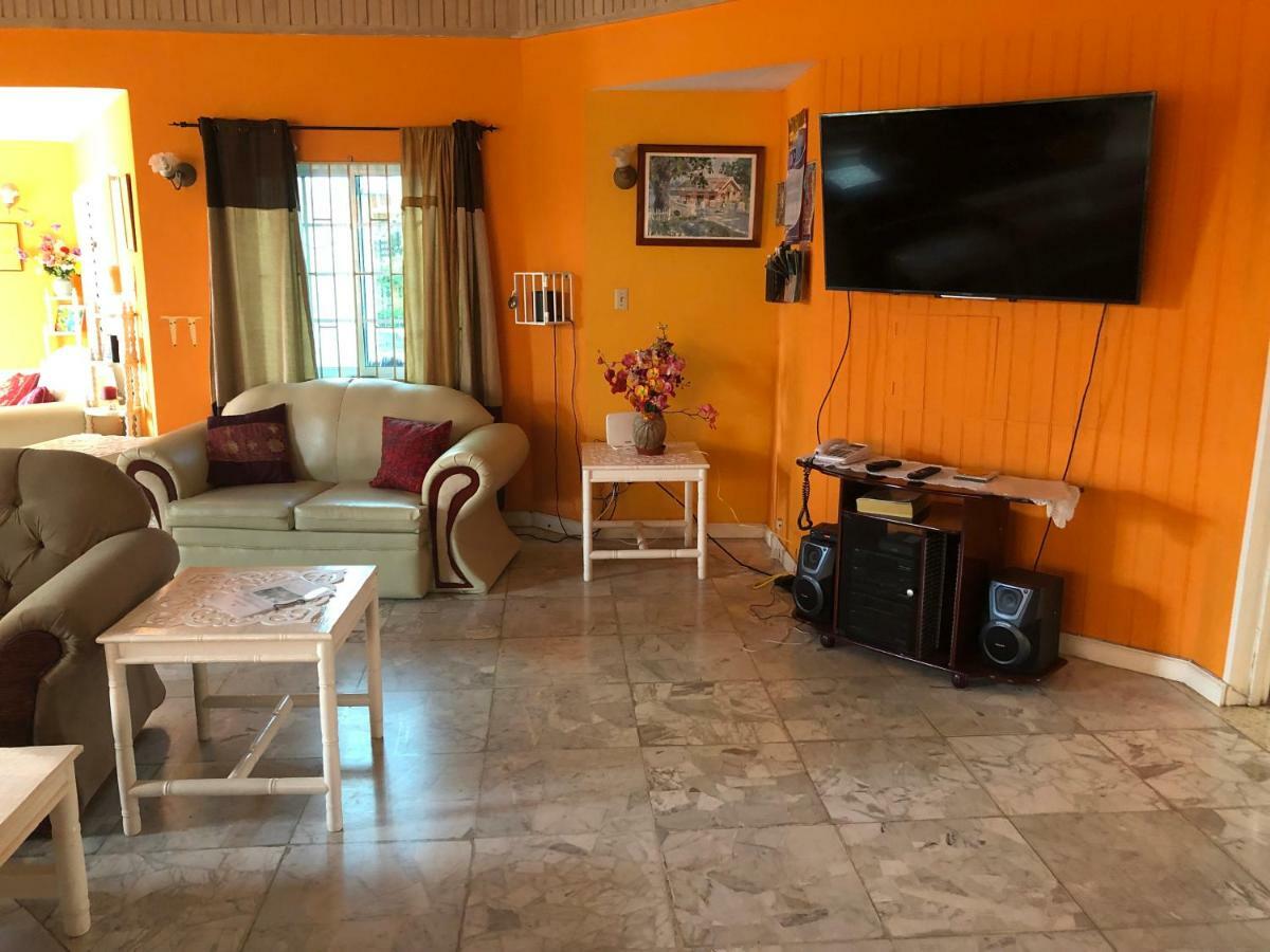Whistling Villa Runaway Bay Bagian luar foto