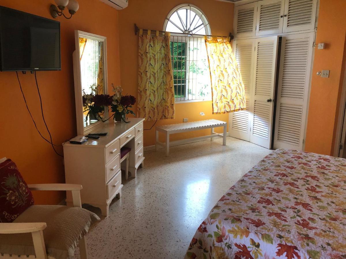 Whistling Villa Runaway Bay Bagian luar foto